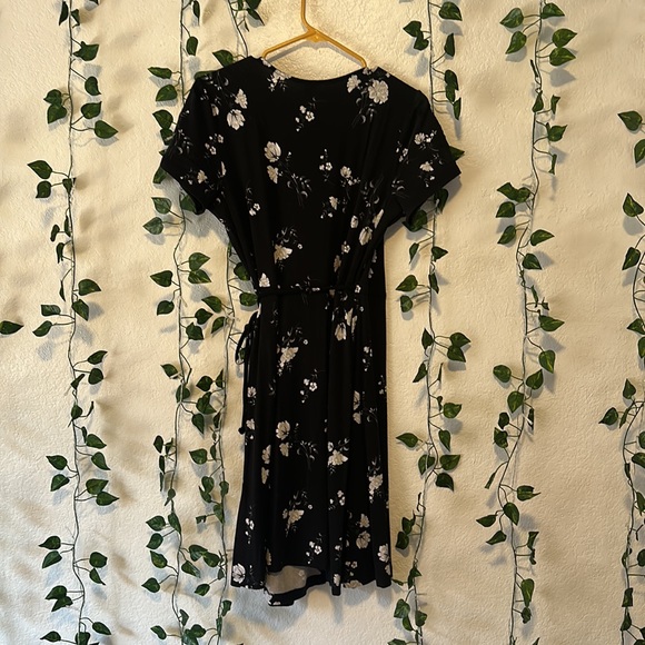 Old navy wrap dress - Picture 3 of 4